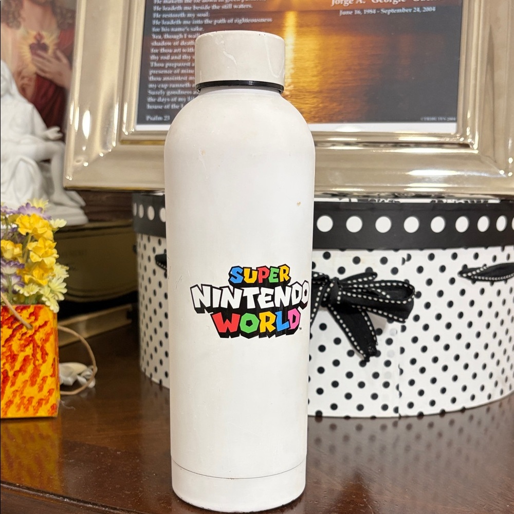 Watrr bottle official Super Nintendo World Universal Studios PreOwned Shows Wear
